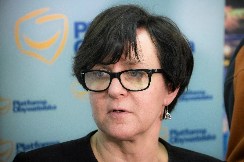 Joanna Kluzik-Rostkowska od lat nosi tę samą fryzurę - krótkie, ciemne włosy. Teraz zdecydowała się na zmianę i różnica jest diametralna