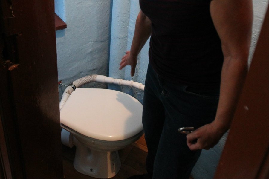 Młoda kobieta została nagrana w intymnej sytuacji w toalecie w Tarnobrzegu.