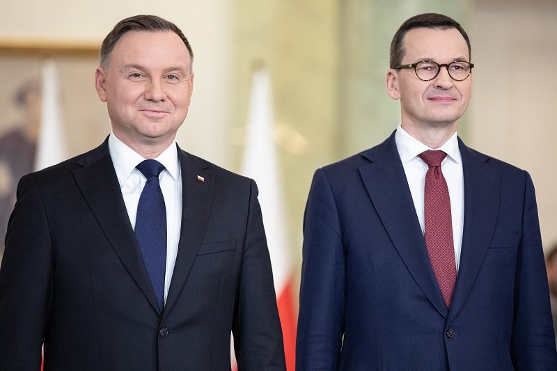 Andrzej Duda i Mateusz Morawiecki są dobrze ocenieni przez ponad połowę Polaków, ale wielu też krytykuje ich pracę.