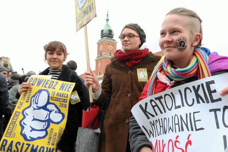 W centrum Warszawy wciąż dochodzi do przejawów ksenofobii i rasizmu.