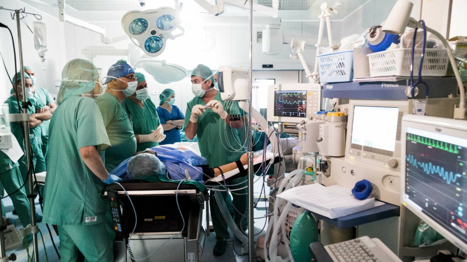 Długie i rozległe operacje wymagają podania znieczulenia ogólnego. W przypadku mniejszych zabiegów wystarczy sedacja lub znieczulenie miejscowe.