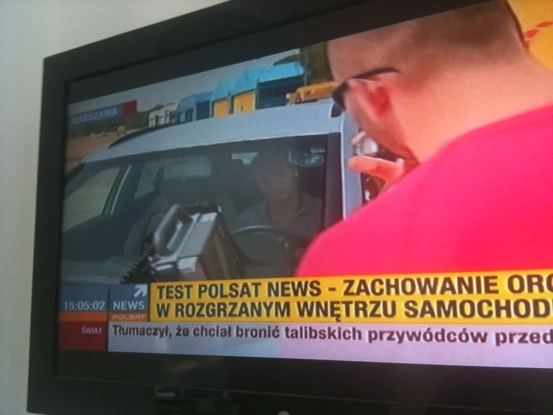 Reporter Polsat News siedział w nagrzanym aucie