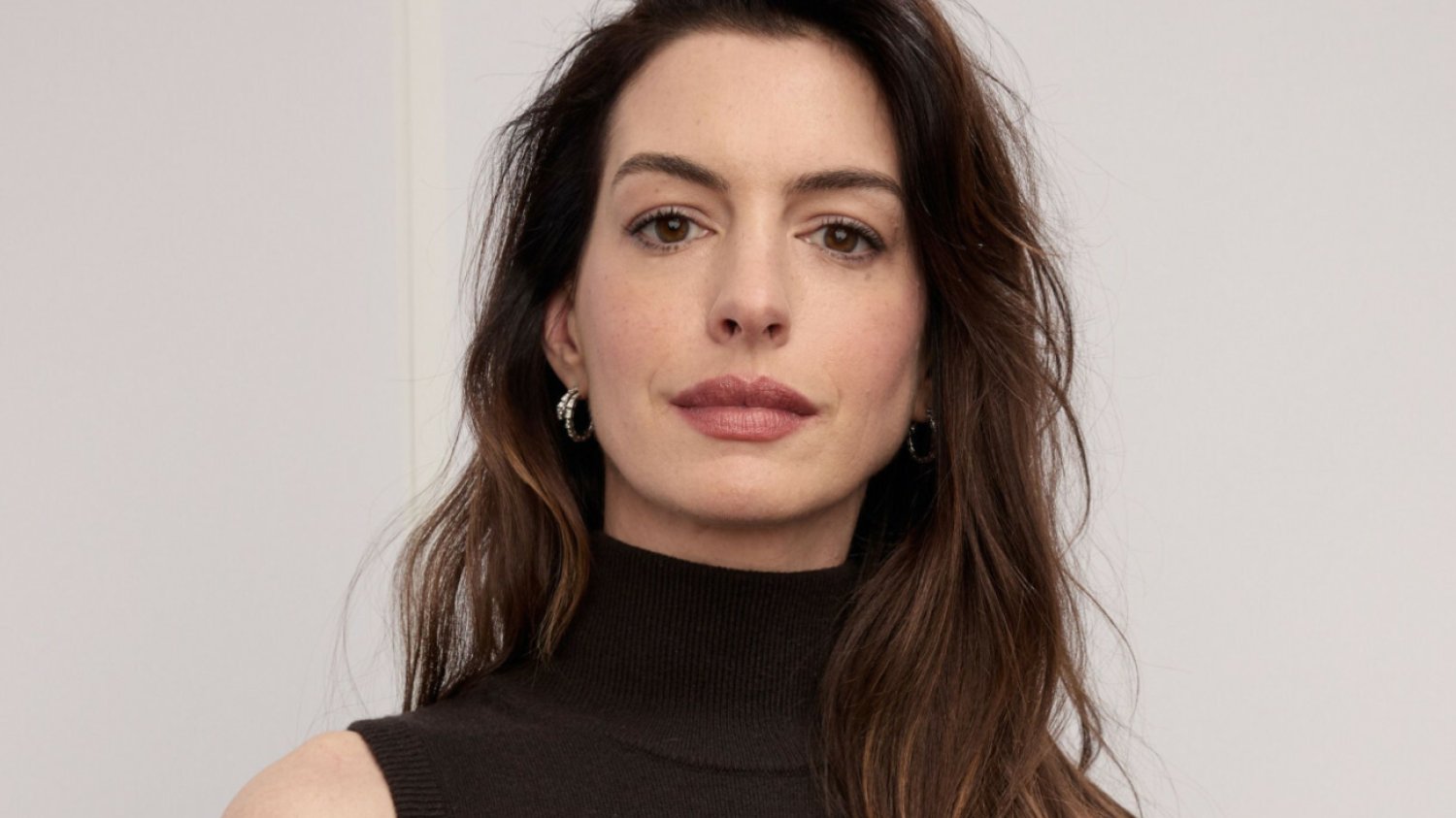 Podczas promocji filmu "Eileen" Anne Hathaway zdradziła nieprofesjonalne pytanie, jakie zadał jej dziennikarz, gdy miała 16 lat.