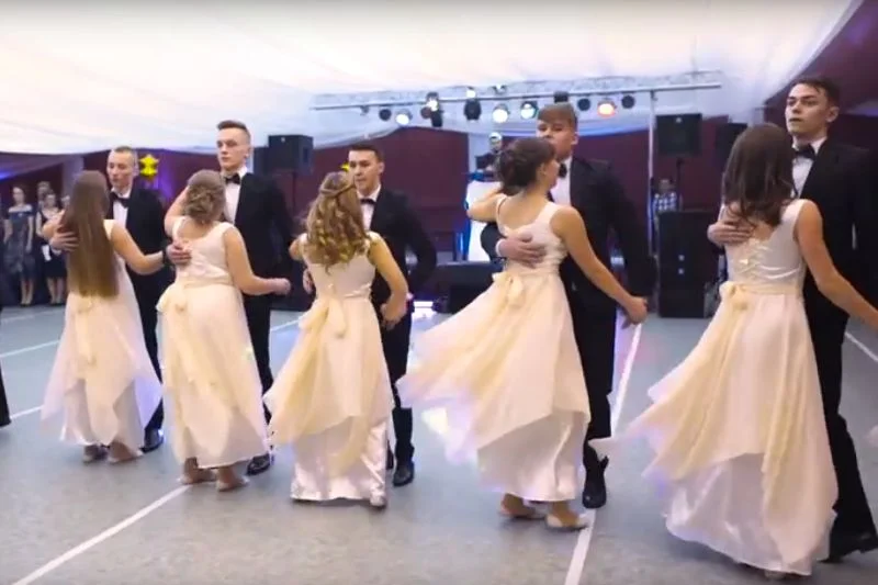 Kolejny oryginalny sposób na studniówkowy taniec.