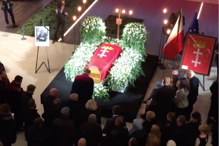 Prezydenta Gdańska żegnają tłumy mieszkańców miasta. Trumnę z ciałem Pawła Adamowicza wystawiono w Europejskim Centrum Solidarności.