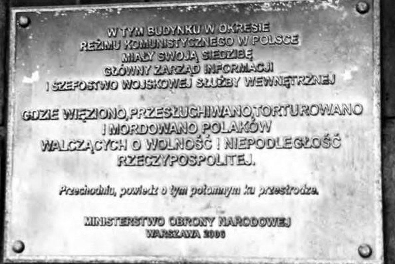 Tablica na byłej siedzibie Głównego Zarządu Informacji. To najbardziej znienawidzona przez żołnierzy struktura służb specjalnych PRL.