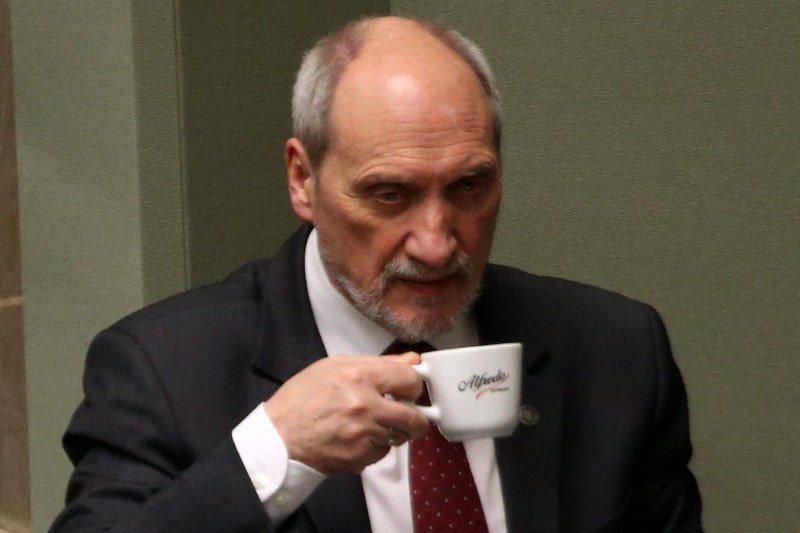 Antoni Macierewicz pozbawił kilku urzędników MON ich premii.