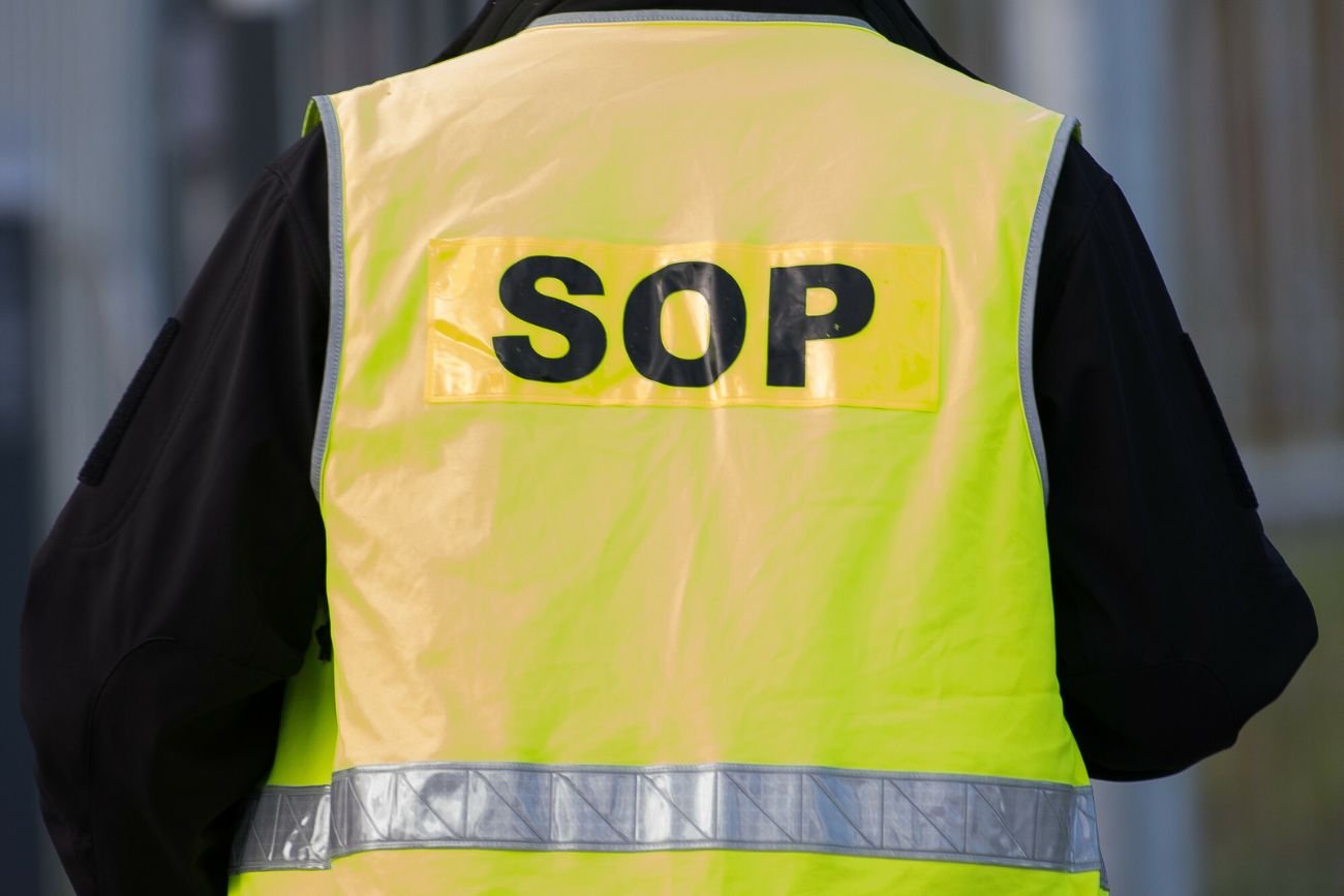 Ratownicy chcieli mu udzielić pomocy. Funkcjonariusz SOP nagle zaczął ich bić i kopać.