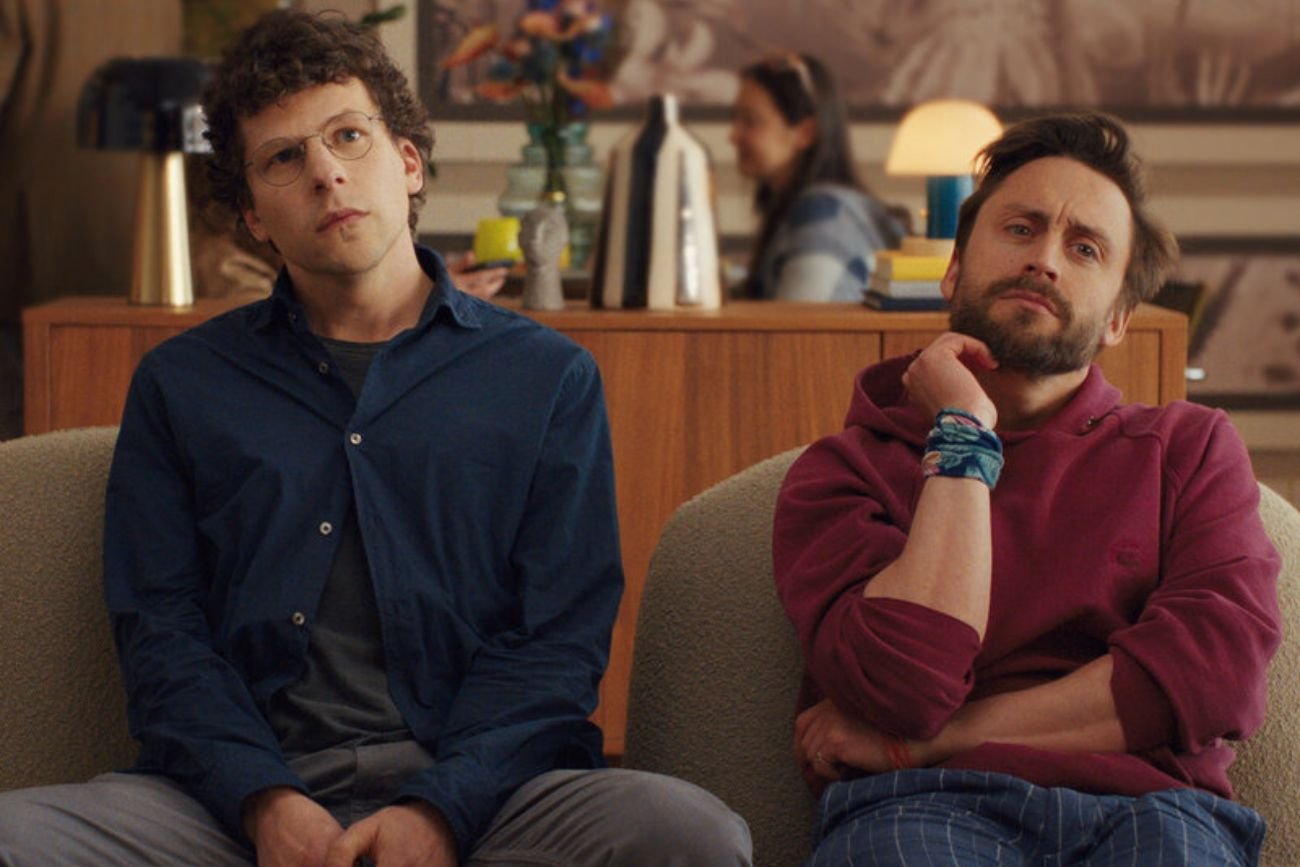 "Prawdziwy ból" trafi do streamingu. Wiadomo, kiedy premiera popularnego hitu o Polsce.