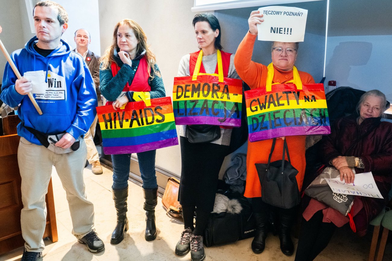 Poznań – obradowali ws. równości. Doszło do awantury z krzyżami i tęczą