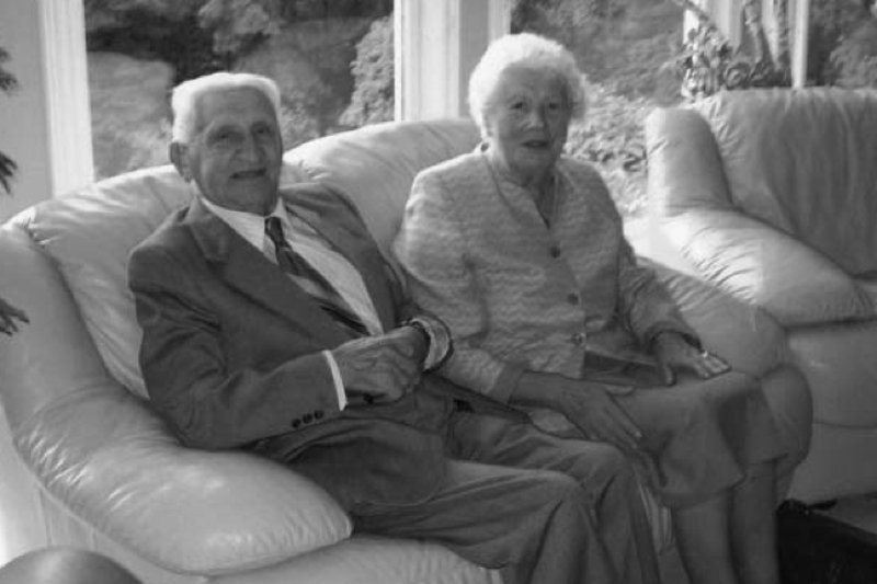 Tadeusz Kotz był trzynastym dowódcą słynnego Dywizjonu 303. Książka przedstawiająca wspomnienia polskiego asa lotnictwa trafiła do księgarń w Polsce. Na zdjęciu nieżyjący już autor z żoną Julią