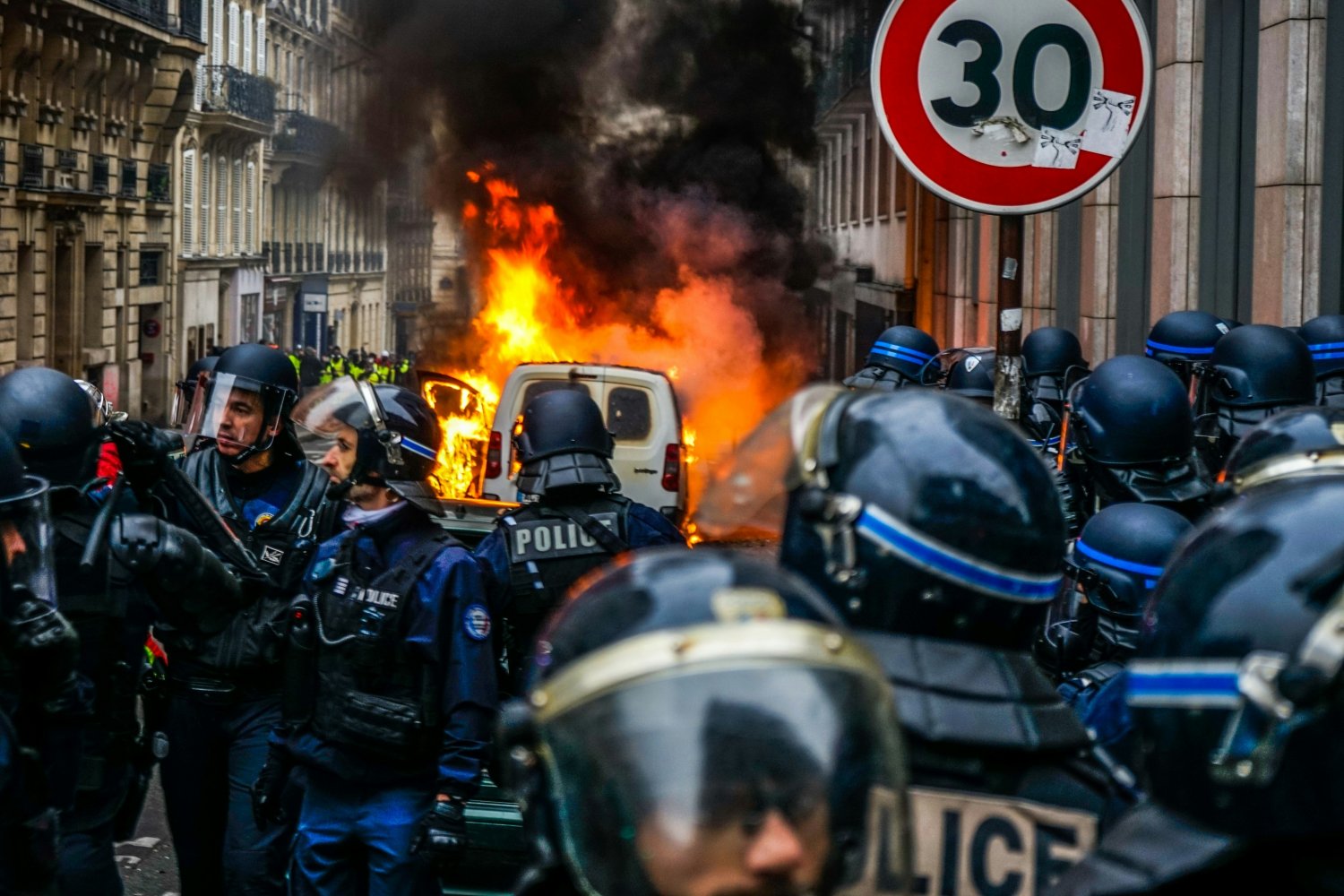Francja znowu płonie. Wyjaśniamy, co się dzieje nad Sekwaną