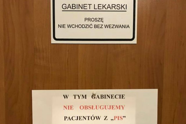 Lekarz z Rumi zamieścił na drzwiach gabinetu kartkę, na której napisał, że nie przyjmuje pacjentów z PiS.