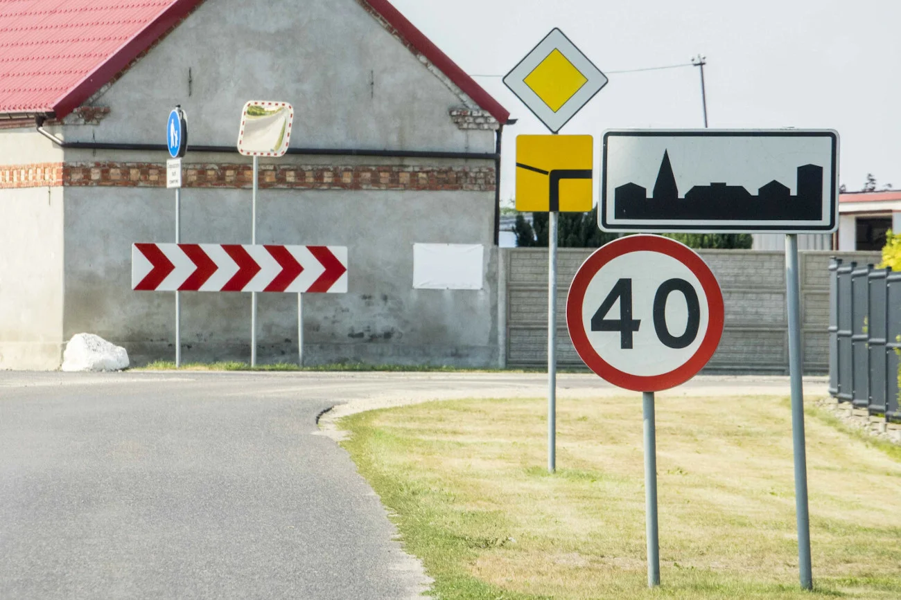 Wyjaśniamy, jak jeździć przez skrzyżowanie z pierwszeństwem łamanym.