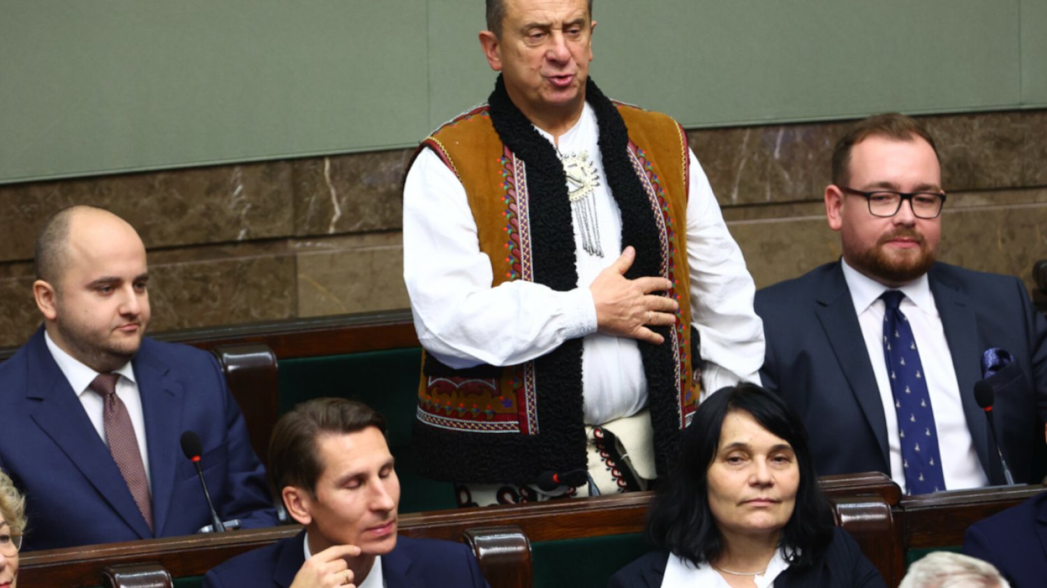 Obok Mateckiego w Sejmie pojawił się... góral. Wyjaśniamy, kim jest jeden z najbogatszych posłów