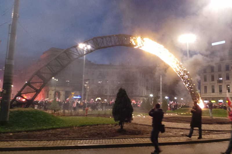 Pożar tęczy na Placu Zbawiciela.