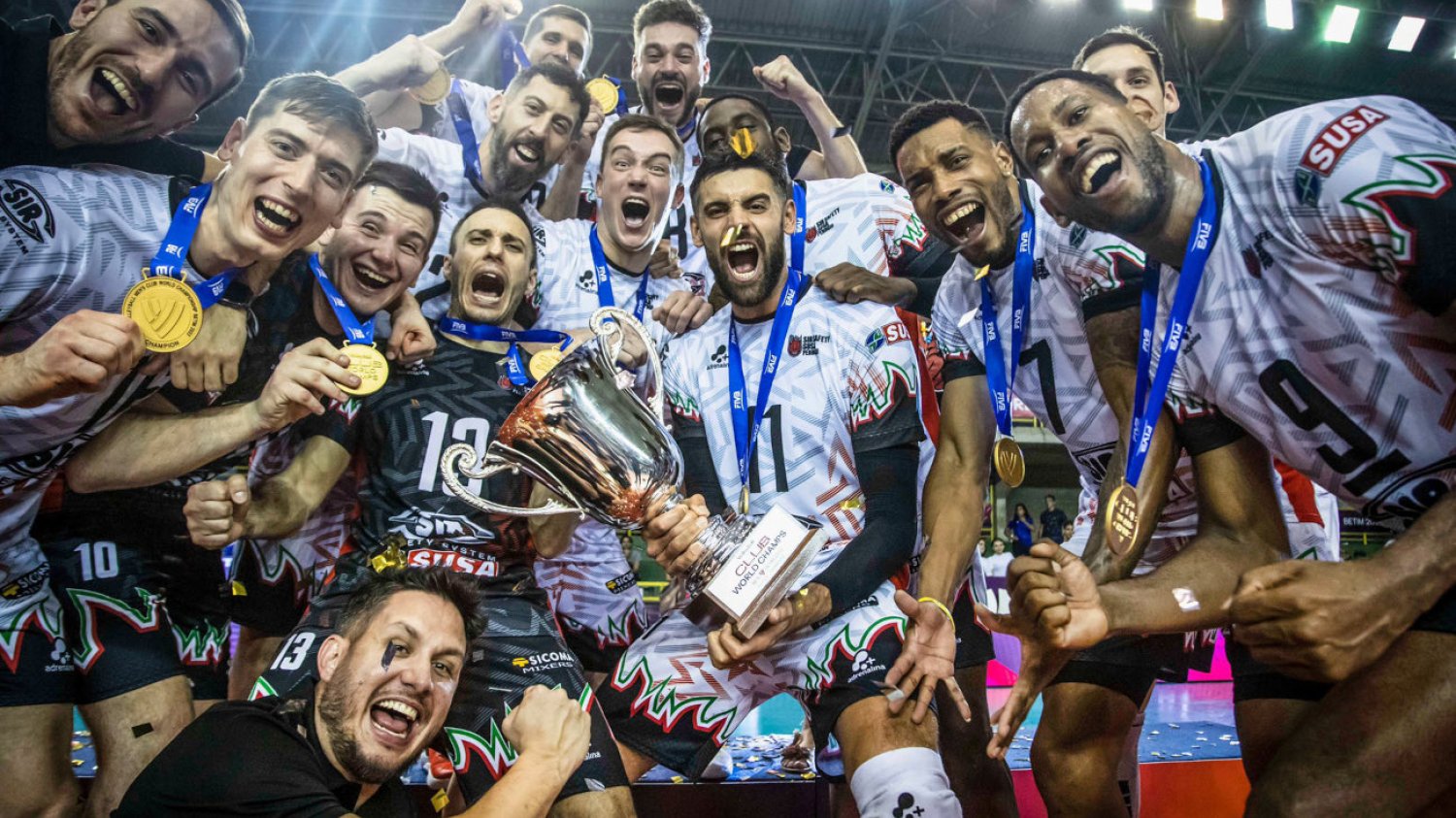 Sir Safety Susa Perugia tuż po odebraniu nagród dla najlepszego zespołu Klubowych Mistrzostw Świata.