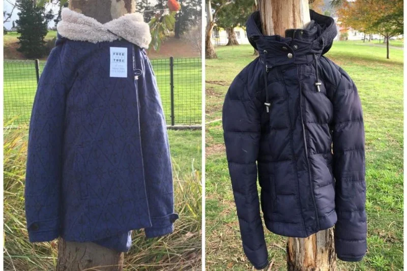 Mieszkanka Świdnicy "otula" drzewa kurtkami