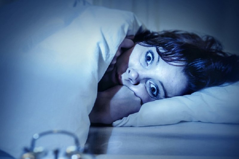 Są dorośli, a boją się ciemności. Niektórzy z nich mogą cierpieć na nyktofobię.