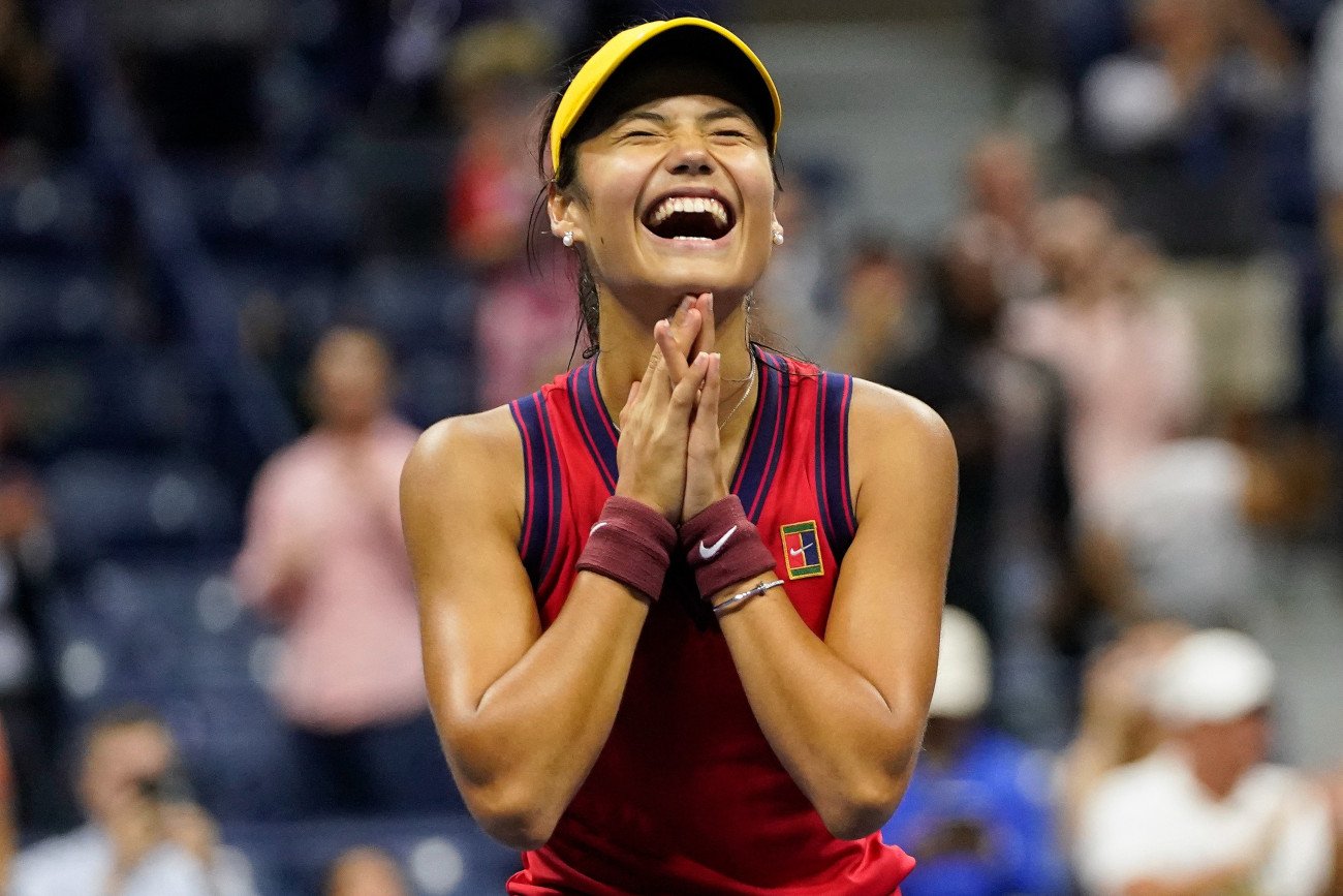 Ten uśmiech najlepiej oddaje skalę sukcesu Emmy Raducanu. Kwalifikantka awansowała do finału US Open.