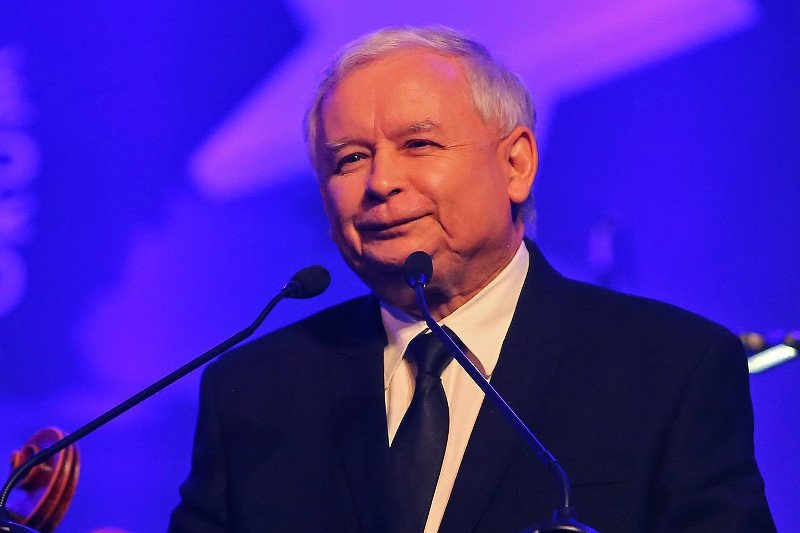 Partia "człowieka roku" zyskuje w sondażach. Do Sejmu wchodzą ludzie Kukiza i Ryszarda Petru