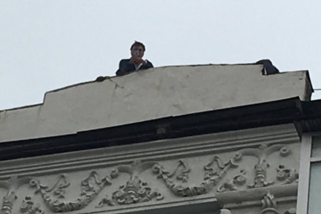 Micheil Saakaszwili próbował zeskoczyć z dachu 4-piętrowej kamienicy w Kijowie, gdzie znajduje się jego mieszkanie. Wtargnęły do niego służby bezpieczeństwa Ukrainy.