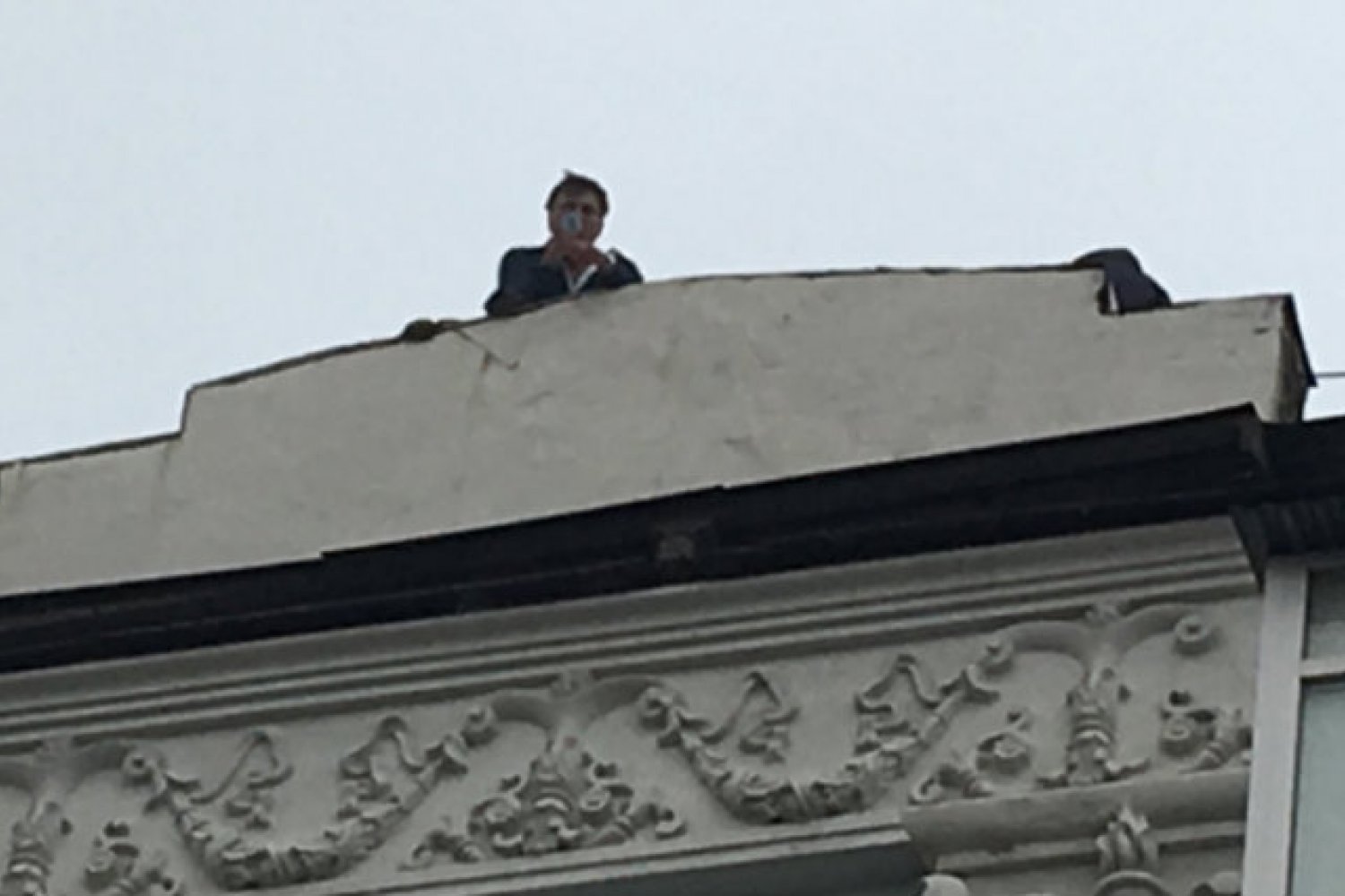 Micheil Saakaszwili próbował zeskoczyć z dachu 4-piętrowej kamienicy w Kijowie, gdzie znajduje się jego mieszkanie. Wtargnęły do niego służby bezpieczeństwa Ukrainy.
