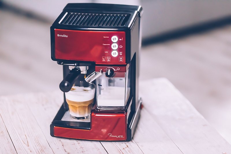 Breville Prima Latte II to kolbowy ciśnieniowy ekspres do kawy, dzięki któremu użytkownik może delektować się aromatycznymi kawami na bazie espresso w zaciszu własnego domu