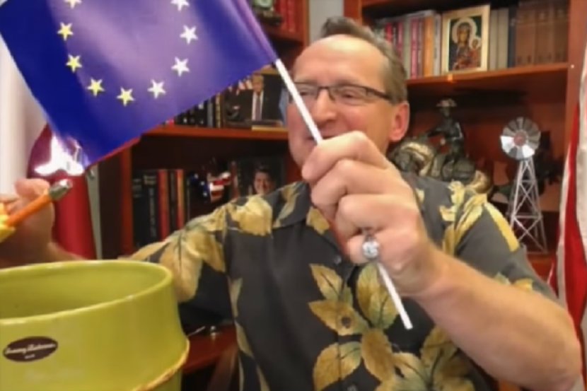 Wojciech Cejrowski palił flagi UE na antenie TVP Info.