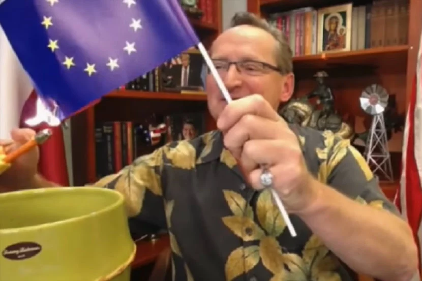 Wojciech Cejrowski palił flagi UE na antenie TVP Info.