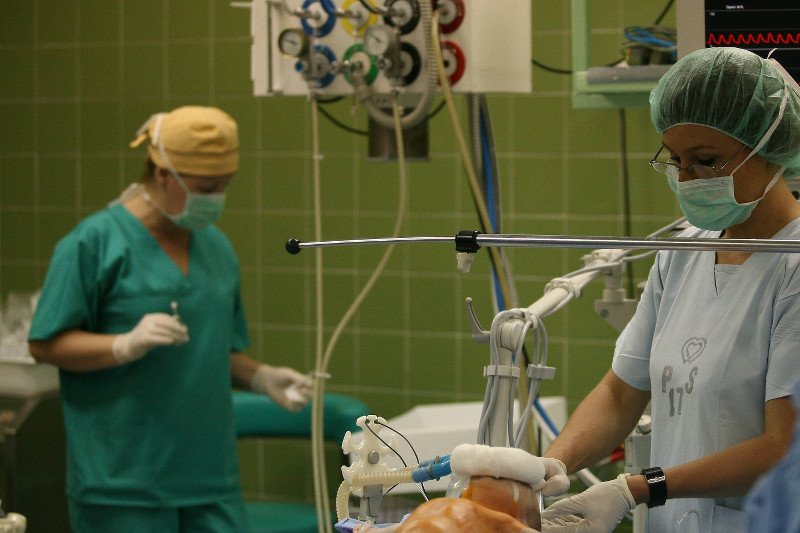 Anestezjolog musi być wypoczęty. To od niego zależy w pewnym stopniu, czy obudzimy się po operacji. Zdjęcie jest jedynie ilustracją.