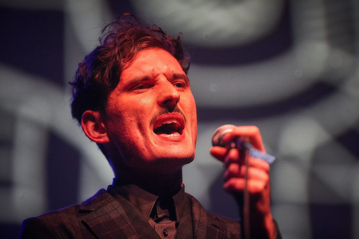 Dawid Podsiadło narzeka na brak prywatności, jednak jest wdzięczny fanom za wyrozumiałość. Emocjonalny post na Facebooku polubiły tysiące osób