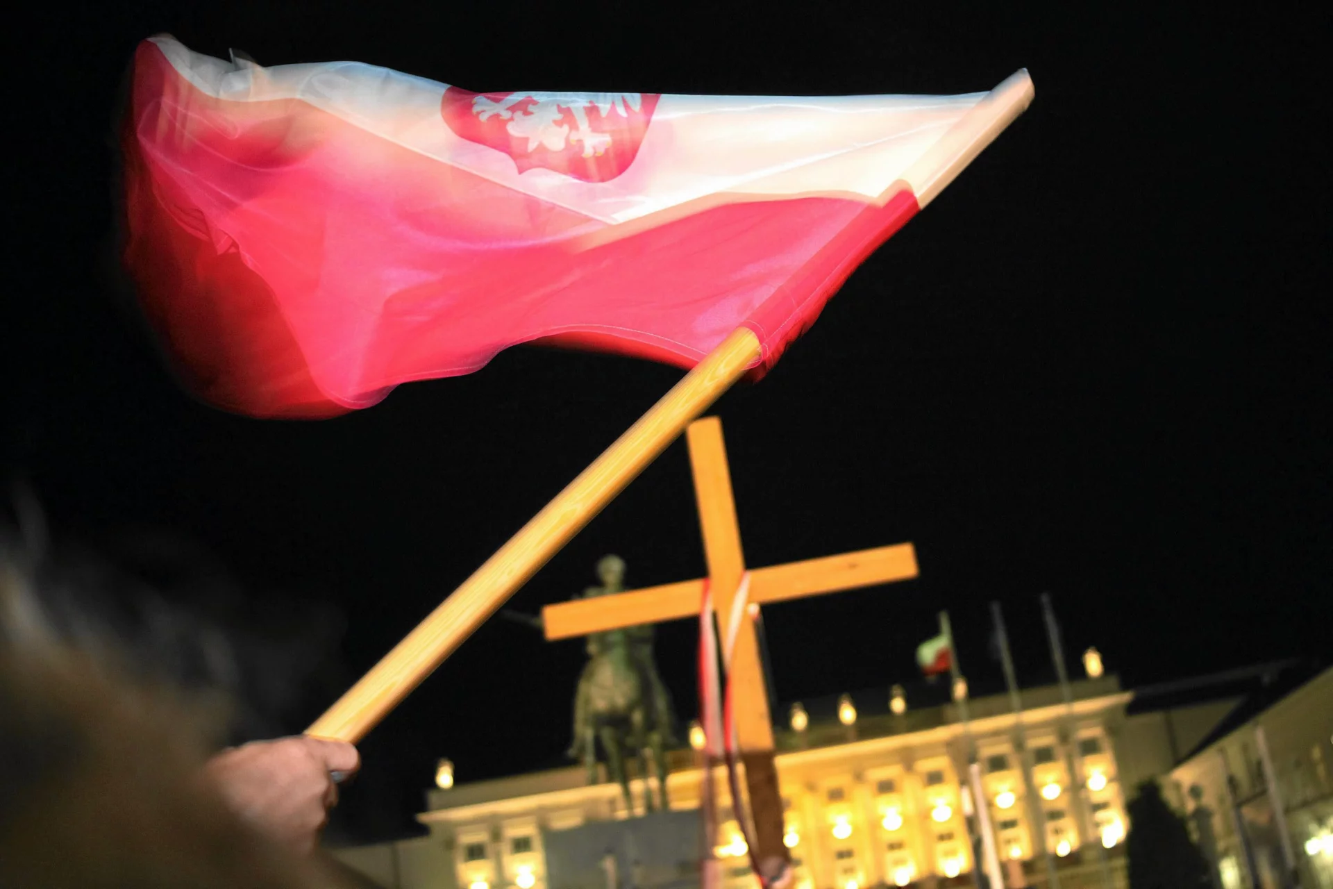 Latem 2010 roku na Krakowskim Przedmieściu znów zaczęły zbierać się tłumy. Tym razem Polacy nie składali hołdu zmarłym w katastrofie w Smoleńsku, ale walczyli o krzyż