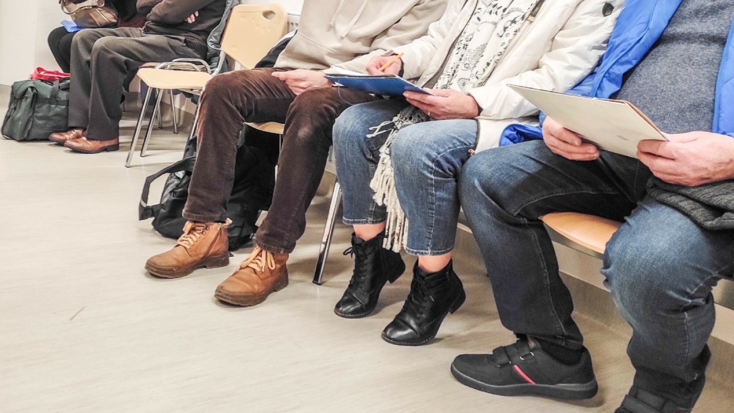 Jak się zbadać na HIV? Wirusem zakażają się zarówno kobiety i mężczyźni.