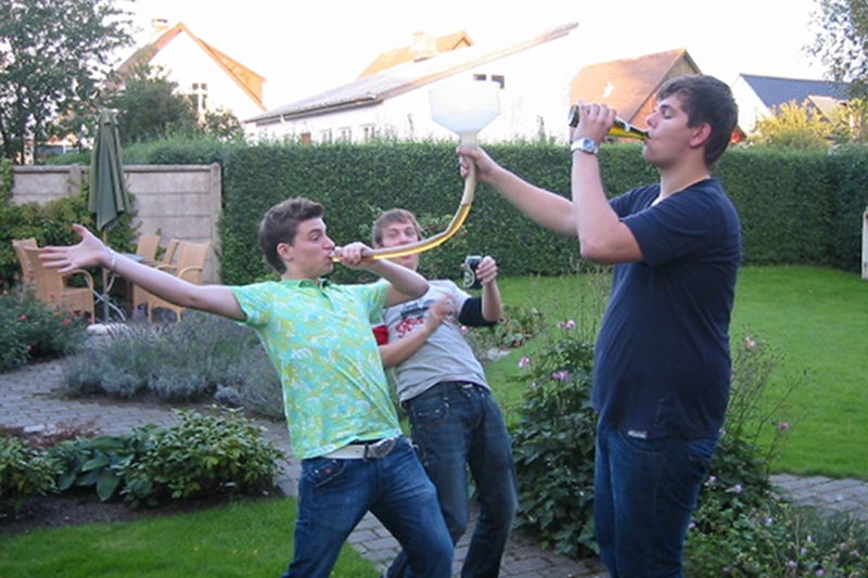 "Beer Bong" to jedno z zabaw, które możecie sobie zafundować w ten weekend