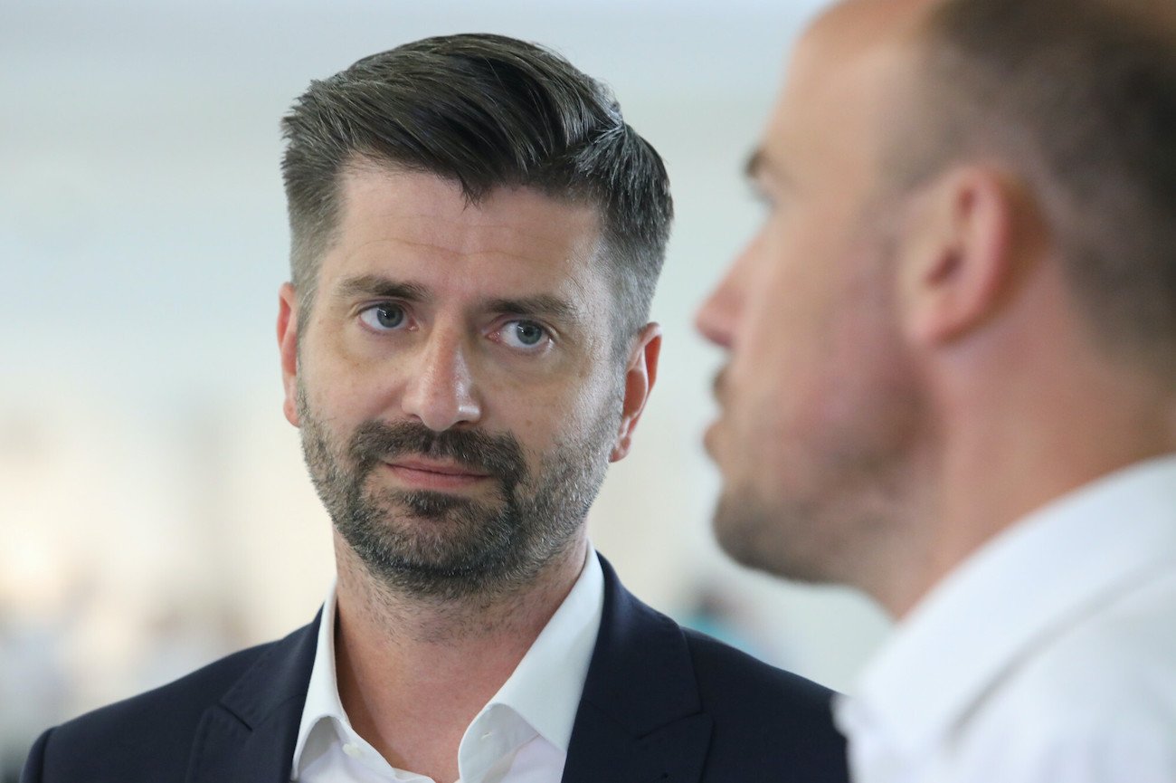 Poseł Krzysztof Śmiszek (Nowa Lewica). Po prawej poseł Borys Budka (Platforma Obywatelska).