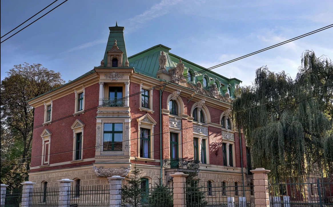 XIX-wieczny neobarokowy Pałac Dietla. Po kilkunastu latach prac konserwatorskich i renowacyjnych, odzyskał dawny blask i jest prawdziwą ozdobą miasta.