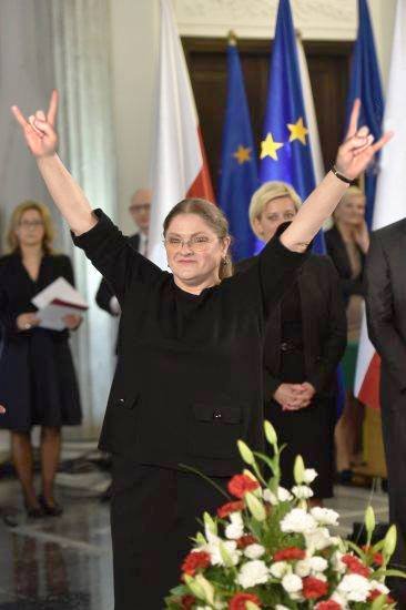Krystyna Pawłowicz ociepla wizerunek tak.