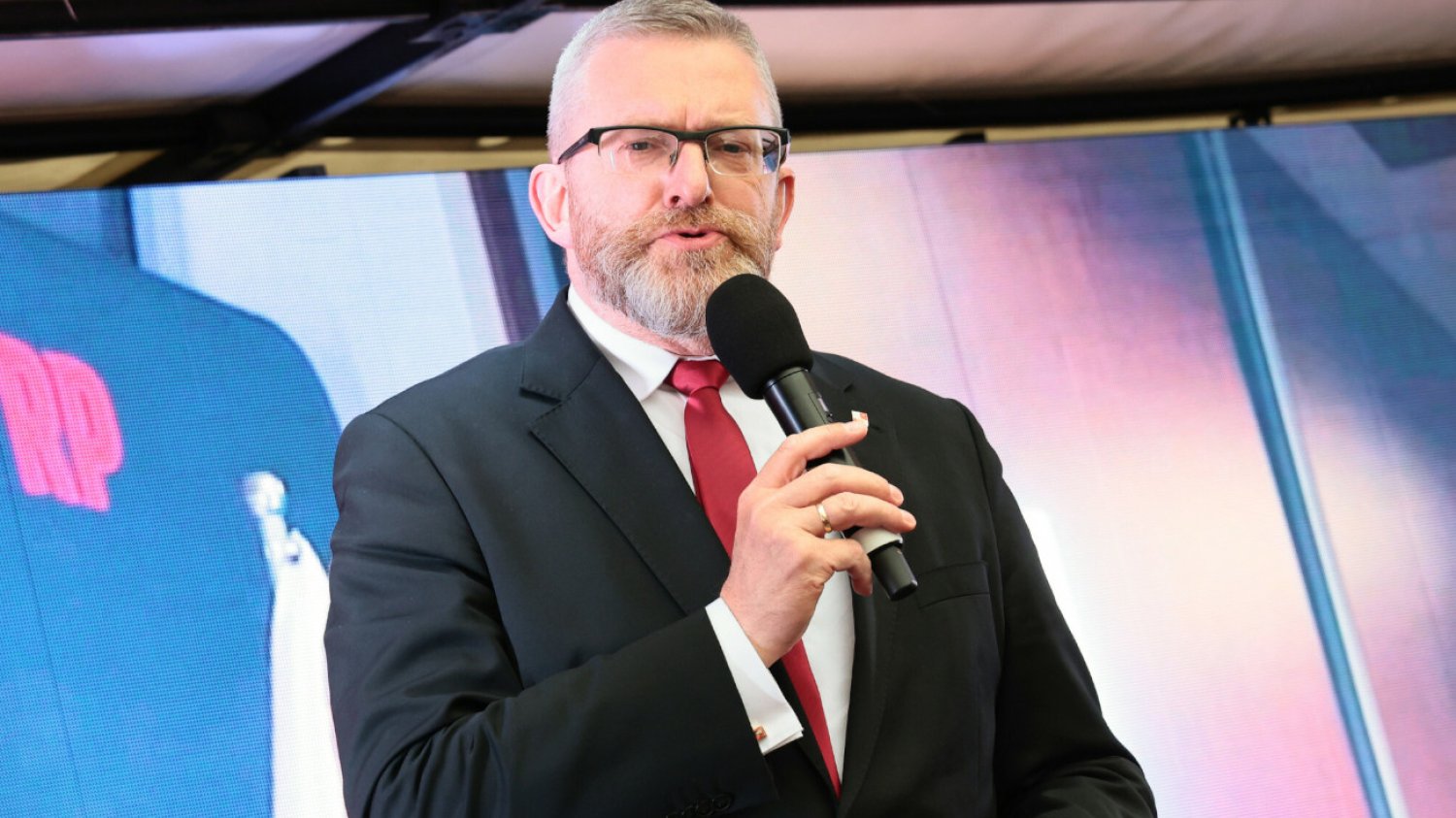 Człowiek Brauna jasno przed II turą wyborów. "Chcę, by to wybrzmiało" Człowiek Brauna i poparcie przed II turą wyborów. "Chcę, by to wybrzmiało"