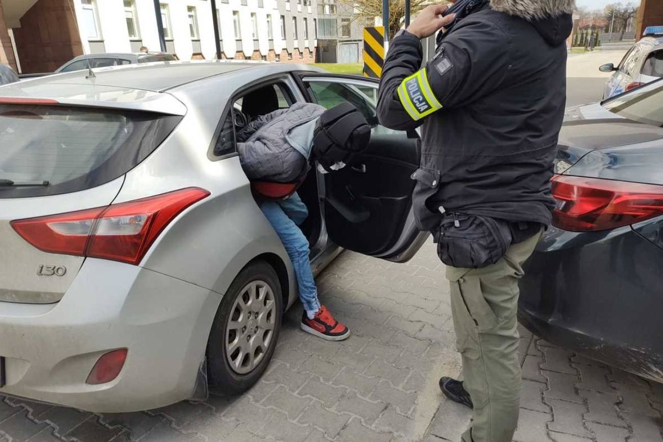 Mężczyzna wyprowadzany z samochodu