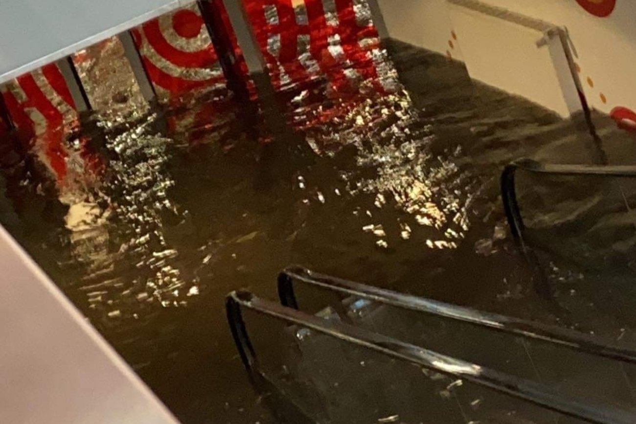 W Toruniu deszcz zalał parking galerii handlowej [WIDEO]