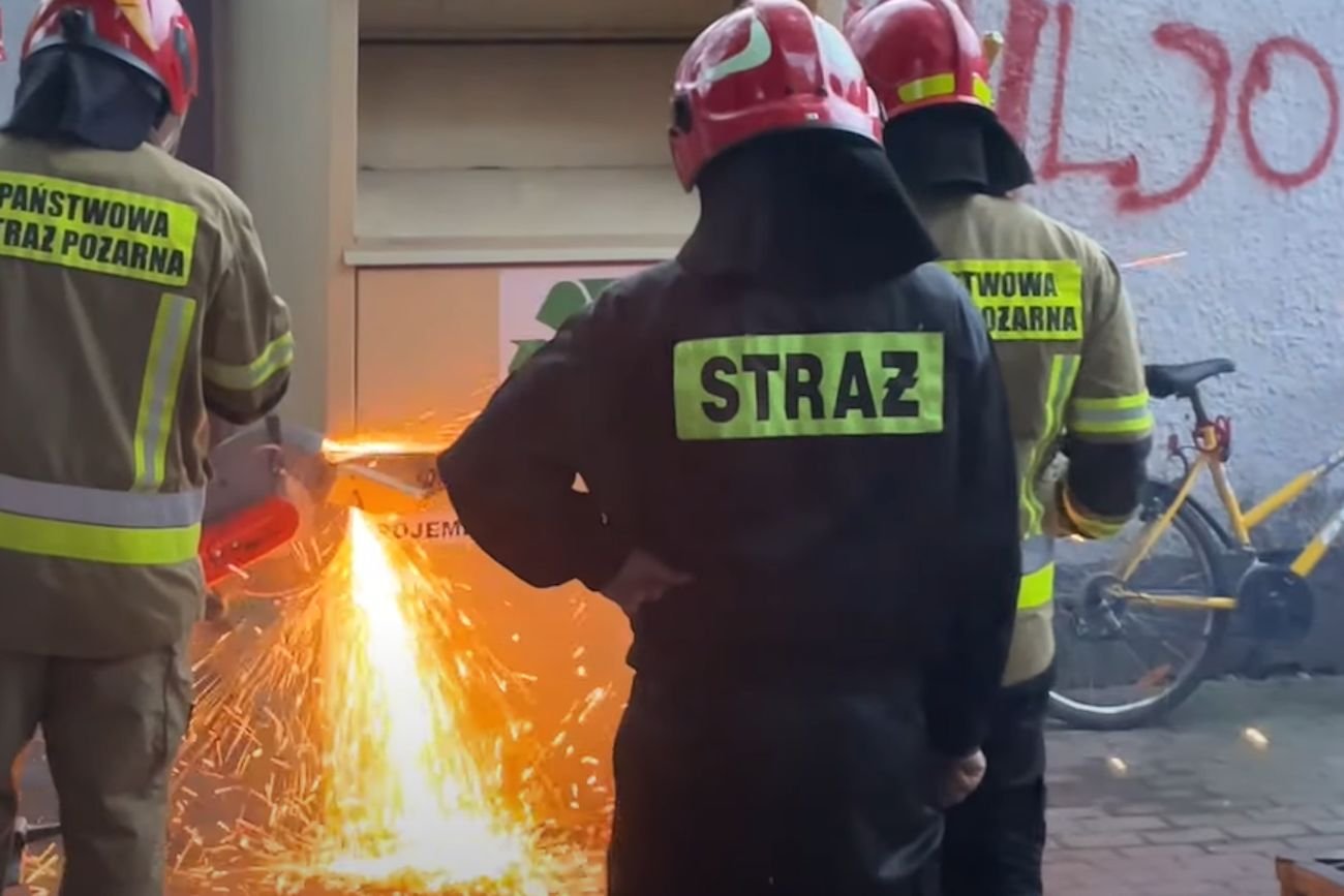 Młody mężczyzna z Łomży ukrył się w pojemniku na używaną odzież.