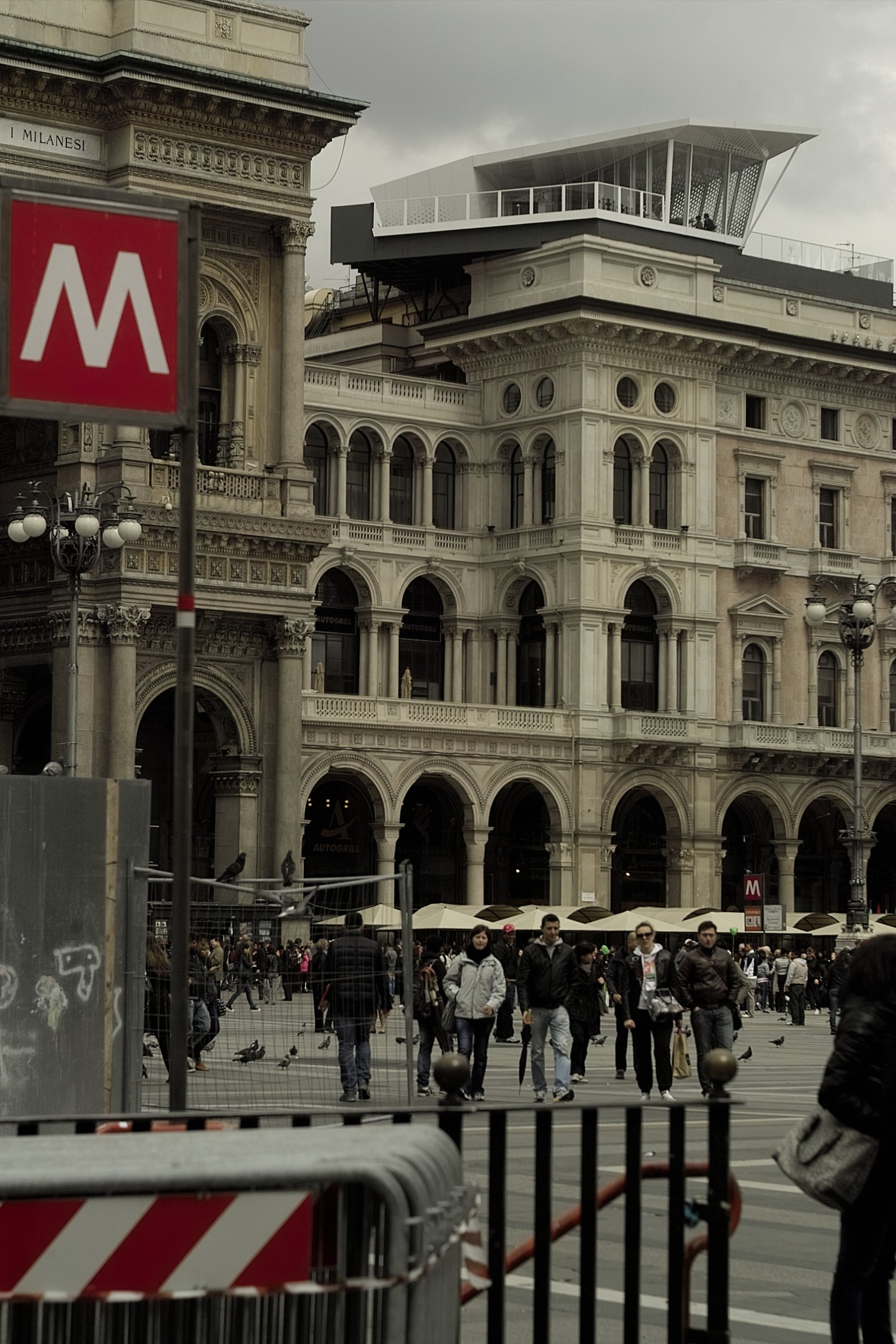 widok na The Cube z Piazza Duomo