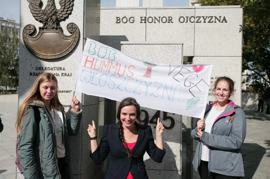 Kontrowersyjny happening Klaudii Jachiry pod pomnikiem Armii Krajowej.