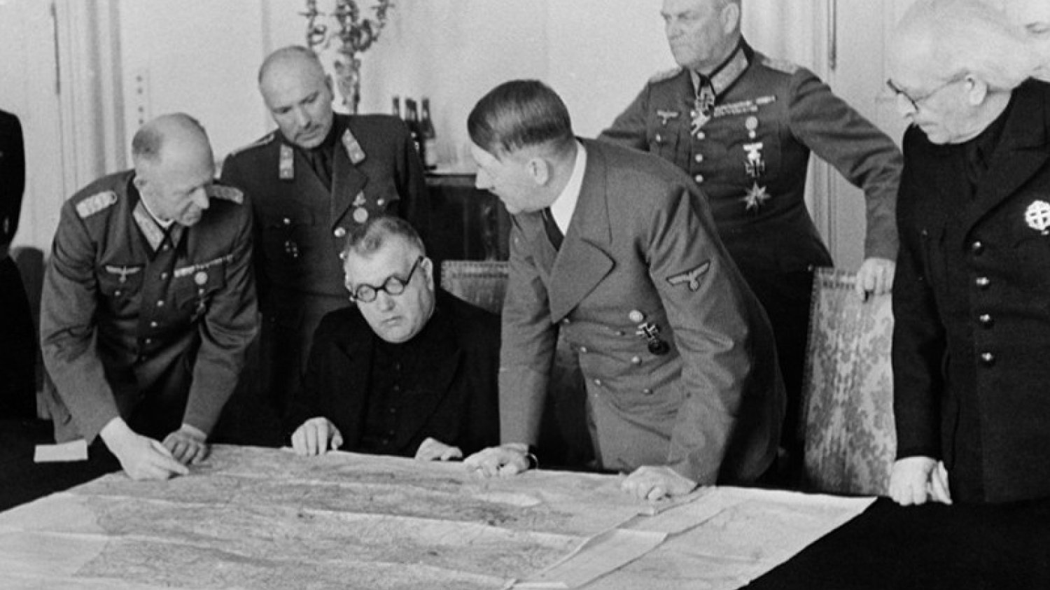Ks. Jozef Tiso i Adolf Hitler nad mapami w 1939 r. w Berlinie.