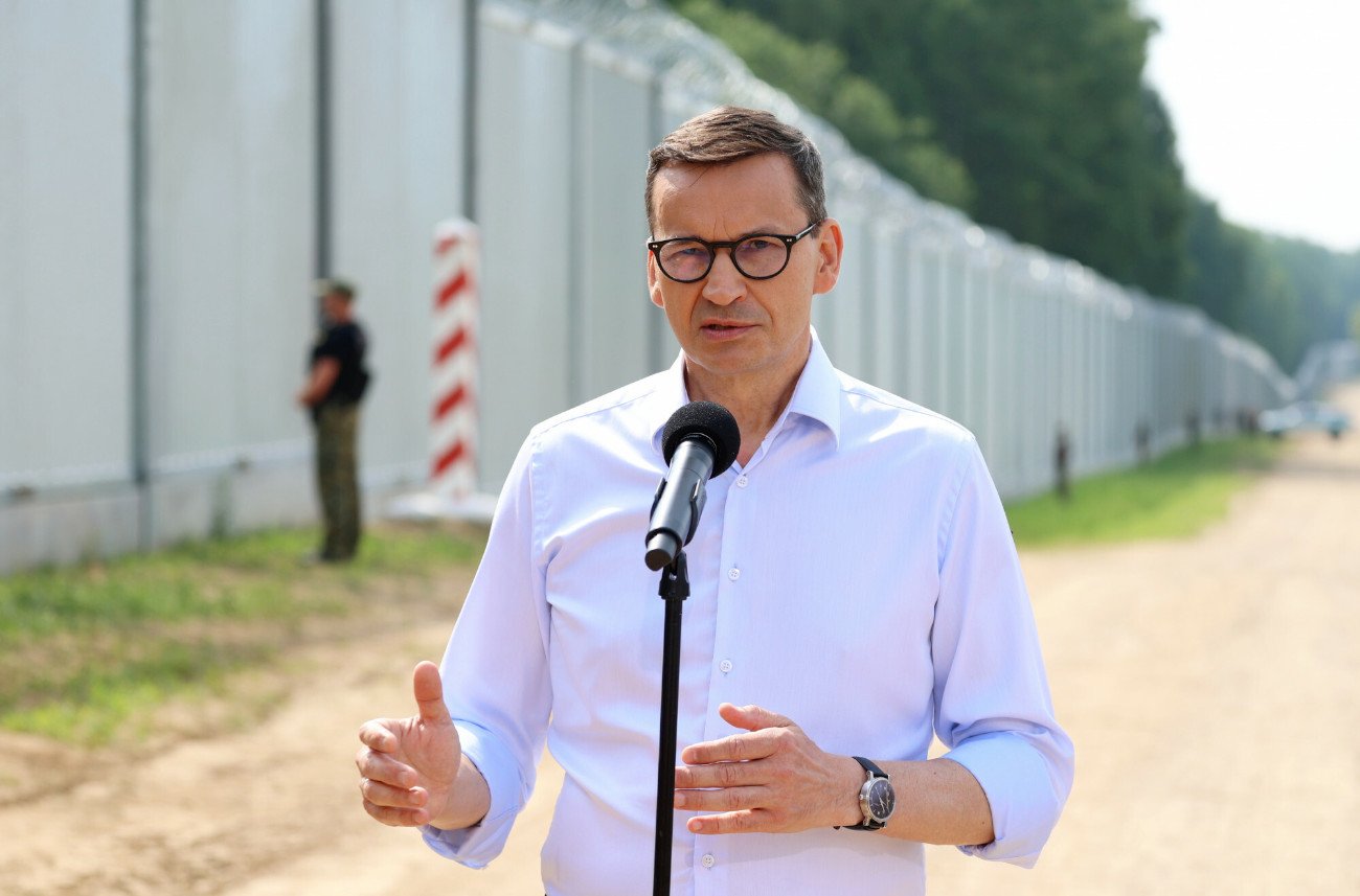 Mateusz Morawiecki chwali budowę muru na granicy z Białorusią.
