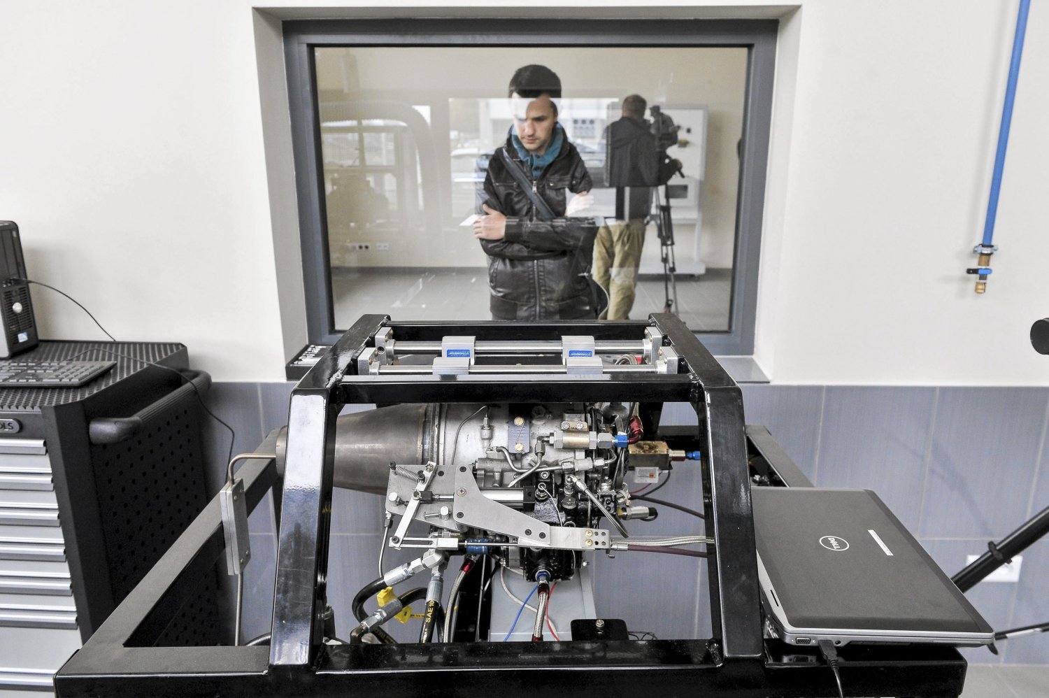 W Dolinie Lotniczej naukowcy wdrażają innowacje, a firmy przemysłu lotniczego zarabiają miliardy dolarów. Tak wygląda laboratorium materiałów kompozytowych i polimerowych dla potrzeb lotnictwa na Politechnice Rzeszowskiej.