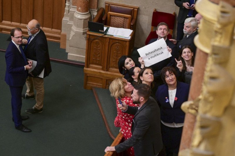 W węgierskim parlamencie sceny jak w polskim Sejmie w 2016 roku.