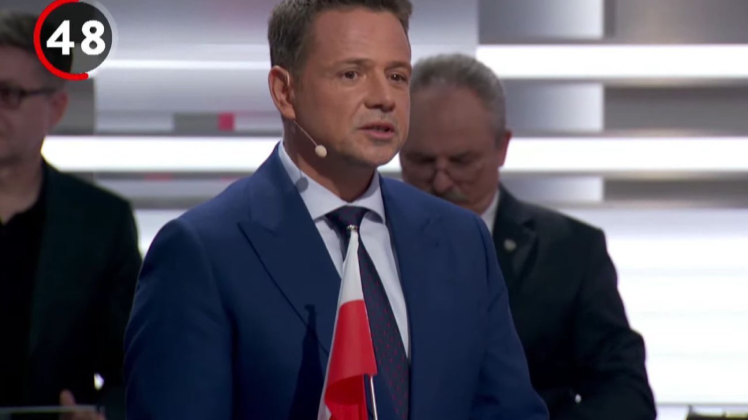 Debata prezydencka "SE". Trzaskowski pojawił się z flagą