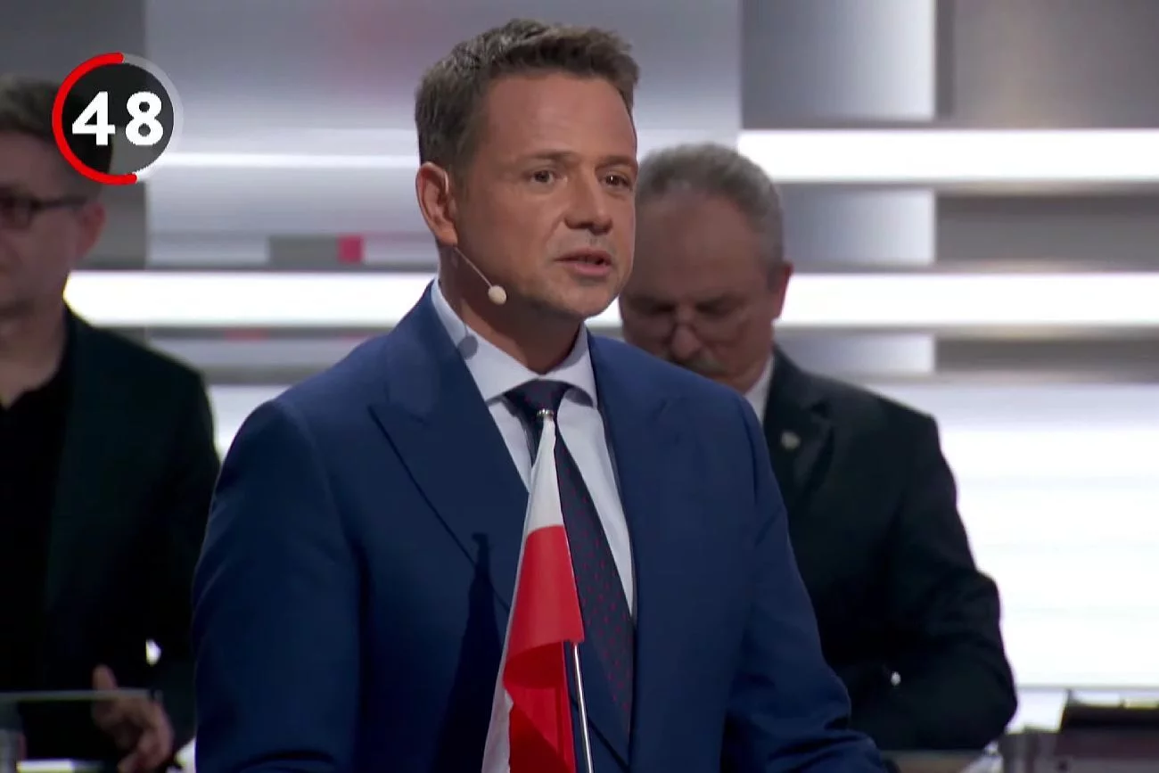 Debata prezydencka "SE". Trzaskowski pojawił się z flagą